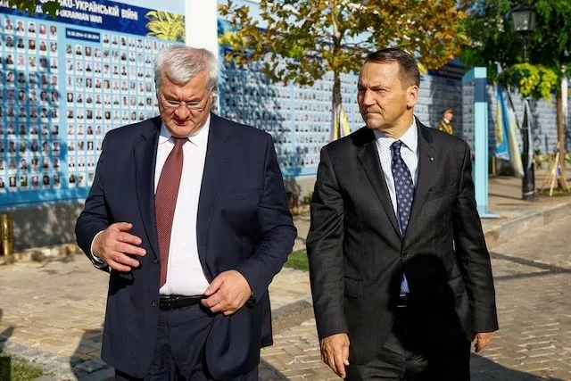 Ngoại trưởng Ba Lan Radoslaw Sikorski (phải) và người đồng cấp Ukraine Andrii Sybiha đến thăm Bức tường tưởng niệm những người bảo vệ Ukraine đã thiệt mạng bên ngoài Nhà thờ Saint Michael, tại Kiev, Ukraine, ngày 13/9. (Nguồn: Reuters) Ngoại trưởng Ba Lan Radoslaw Sikorski (phải) và người đồng cấp Ukraine Andrii Sybiha đến thăm Bức tường tưởng niệm những người bảo vệ Ukraine đã thiệt mạng bên ngoài Nhà thờ Saint Michael, tại Kiev, Ukraine, ngày 13/9. (Nguồn: Reuters)