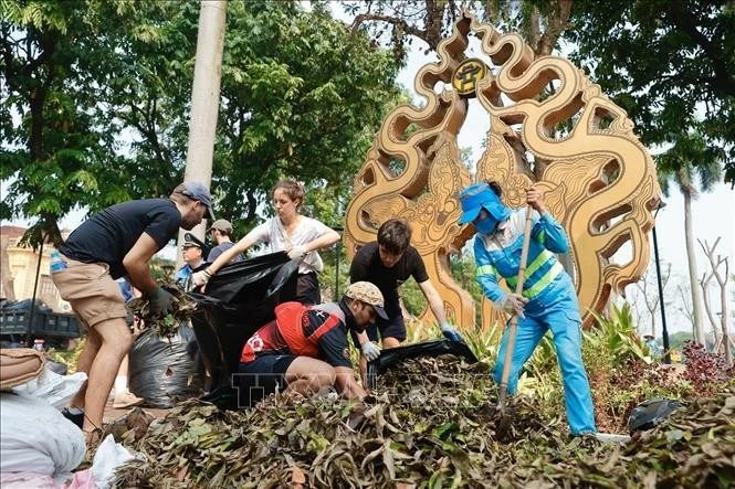 Tình nguyện viên nước ngoài chung tay cùng người dân Thủ đô làm vệ sinh môi trường, khắc phục hậu quả bão số 3. Ảnh: Minh Quyết - TTXVN Tình nguyện viên nước ngoài chung tay cùng người dân Thủ đô làm vệ sinh môi trường, khắc phục hậu quả bão số 3. Ảnh: Minh Quyết - TTXVN