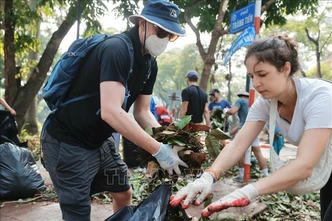 Tình nguyện viên cùng chung tay dọn dẹp, vệ sinh môi trường, khắc phục hậu quả bão số 3 tại khu vực quận Hoàn Kiếm. Ảnh: Minh Quyết - TTXVN Tình nguyện viên cùng chung tay dọn dẹp, vệ sinh môi trường, khắc phục hậu quả bão số 3 tại khu vực quận Hoàn Kiếm. Ảnh: Minh Quyết - TTXVN