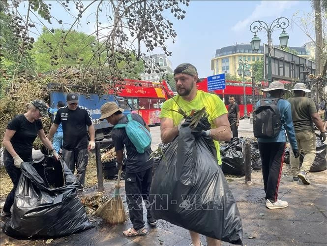 Tình nguyện viên chung tay dọn dẹp vệ sinh khu vực cạnh Quảng trường Cách mạng tháng Tám. Ảnh: Minh Quyết - TTXVN Tình nguyện viên chung tay dọn dẹp vệ sinh khu vực cạnh Quảng trường Cách mạng tháng Tám. Ảnh: Minh Quyết - TTXVN