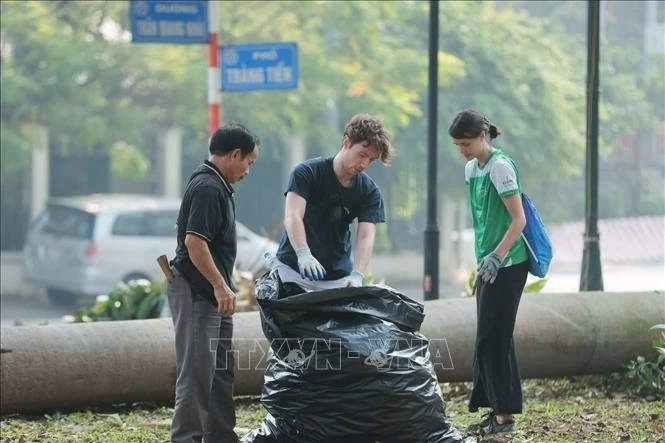Tình nguyện viên thu gom rác tại khu vực vườn hoa Bác Cổ (quận Hoàn Kiếm). Ảnh: Minh Quyết - TTXVN Tình nguyện viên thu gom rác tại khu vực vườn hoa Bác Cổ (quận Hoàn Kiếm). Ảnh: Minh Quyết - TTXVN