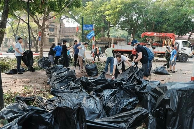 Tình nguyện viên cùng tham gia thu gom rác tại khu vực vườn hoa Bác Cổ (quận Hoàn Kiếm). Ảnh: Minh Quyết - TTXVN Tình nguyện viên cùng tham gia thu gom rác tại khu vực vườn hoa Bác Cổ (quận Hoàn Kiếm). Ảnh: Minh Quyết - TTXVN