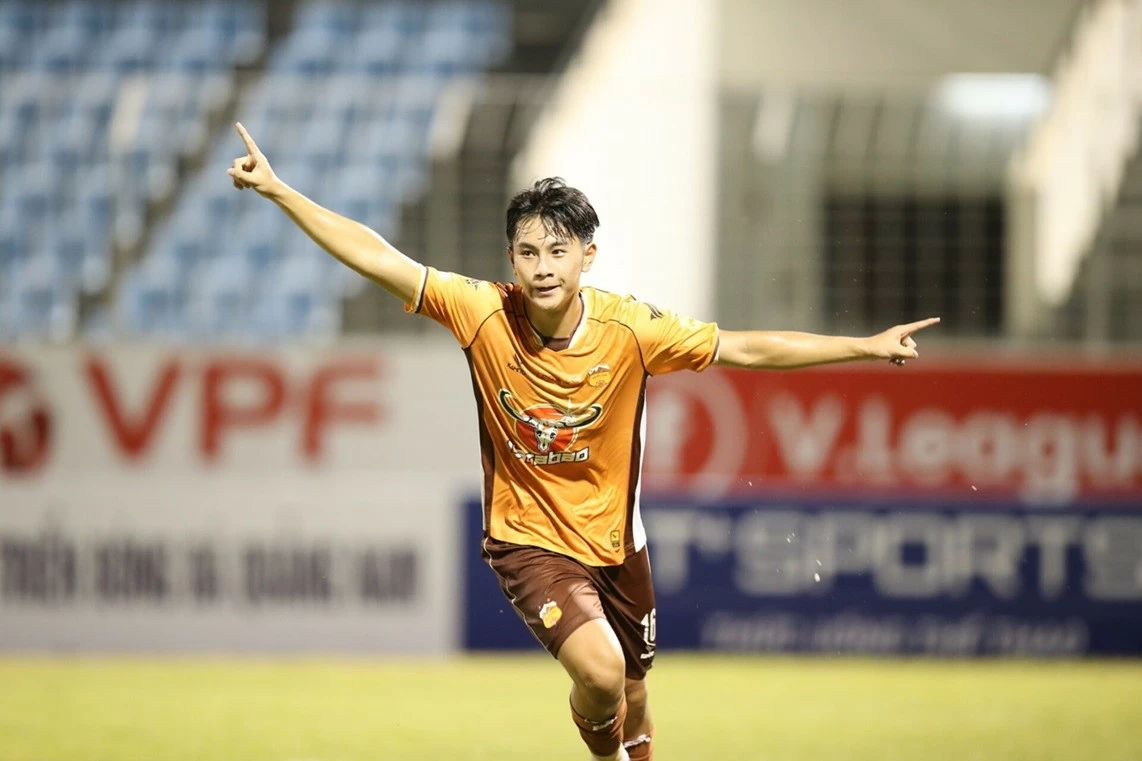 Cầu thủ 16 tuổi của LB Hoàng Anh ghi bàn, lập 2 kỷ lục V-League Cầu thủ 16 tuổi của LB Hoàng Anh ghi bàn, lập 2 kỷ lục V-League