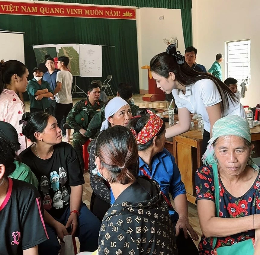 Hoa hậu Đỗ Thị Hà, Thùy Tiên trực tiếp cứu trợ bà con ảnh hưởng bởi mưa lũ Hoa hậu Đỗ Thị Hà, Thùy Tiên trực tiếp cứu trợ bà con ảnh hưởng bởi mưa lũ