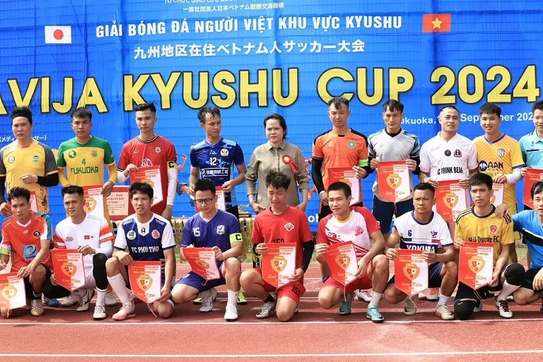 Giải bóng bá ý nghĩa nhằm quyên góp giúp đỡ đồng bào chịu ảnh hưởng con bão số 3 Giải bóng đá ý nghĩa nhằm quyên góp giúp đỡ đồng bào chịu ảnh hưởng cơn bão số 3