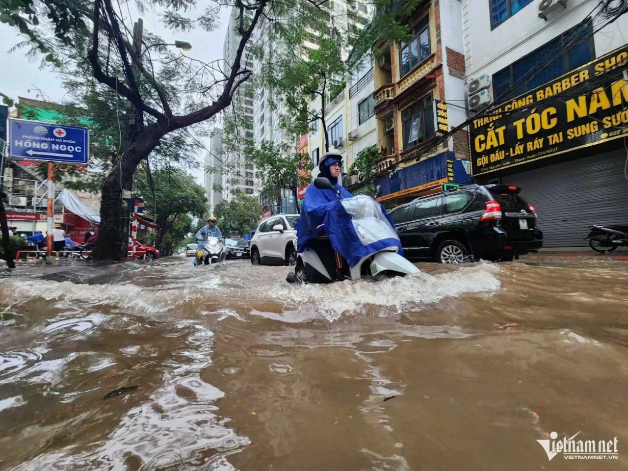 Hàng chục tuyến phố Hà Nội ‘biến thành sông’ trong ngày đầu tuần Hàng chục tuyến phố Hà Nội ‘biến thành sông’ trong ngày đầu tuần