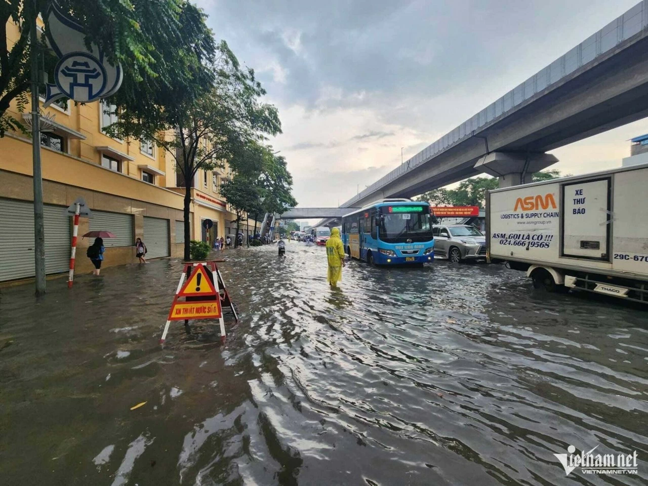 Hàng chục tuyến phố Hà Nội ‘biến thành sông’ trong ngày đầu tuần Hàng chục tuyến phố Hà Nội ‘biến thành sông’ trong ngày đầu tuần