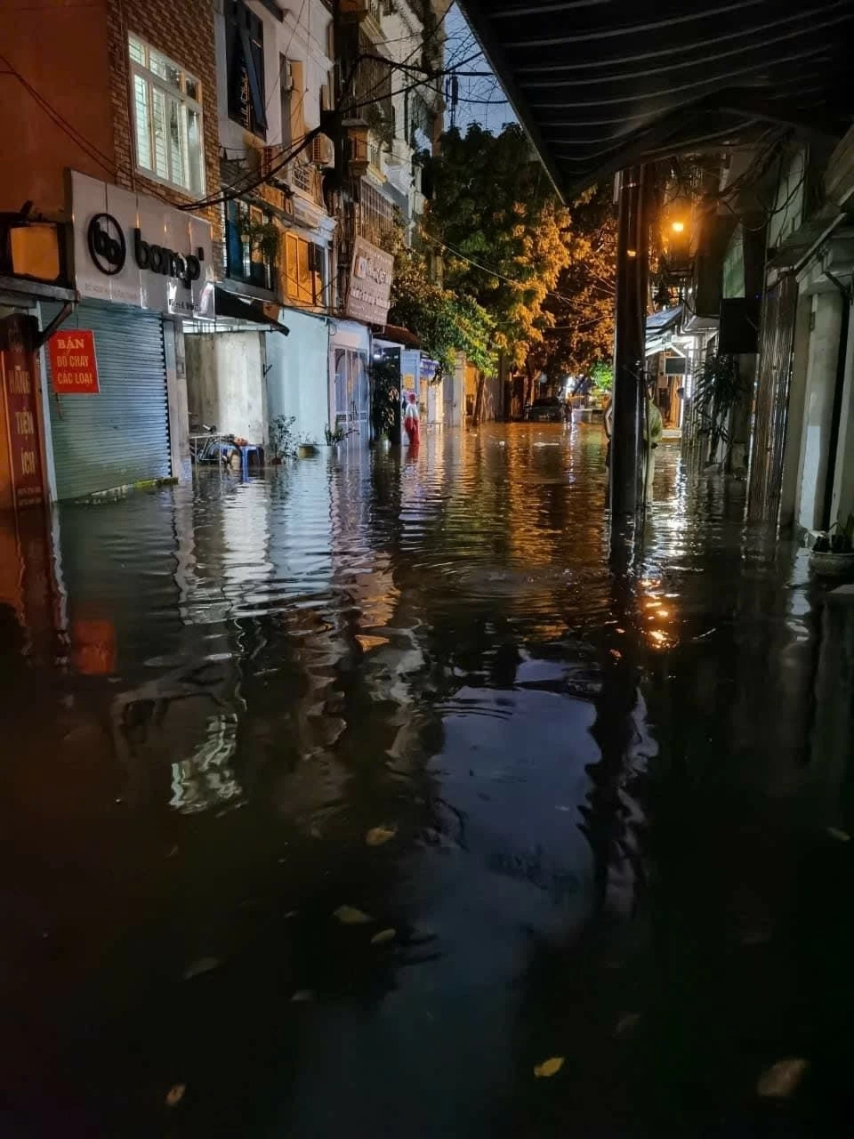 Hàng chục tuyến phố Hà Nội ‘biến thành sông’ trong ngày đầu tuần Hàng chục tuyến phố Hà Nội ‘biến thành sông’ trong ngày đầu tuần