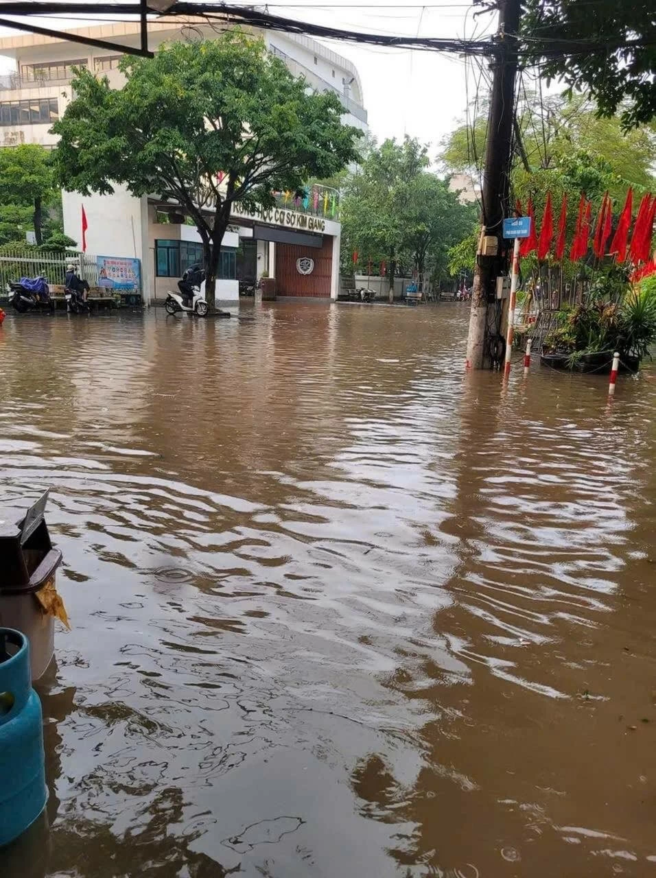 Hàng chục tuyến phố Hà Nội ‘biến thành sông’ trong ngày đầu tuần Hàng chục tuyến phố Hà Nội ‘biến thành sông’ trong ngày đầu tuần