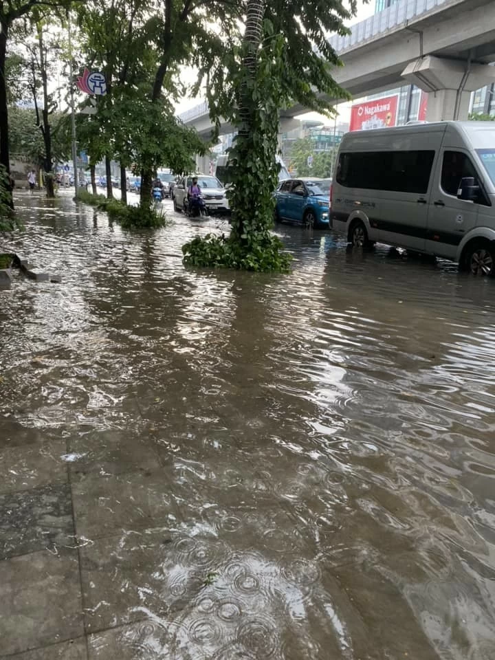 Hàng chục tuyến phố Hà Nội ‘biến thành sông’ trong ngày đầu tuần Hàng chục tuyến phố Hà Nội ‘biến thành sông’ trong ngày đầu tuần