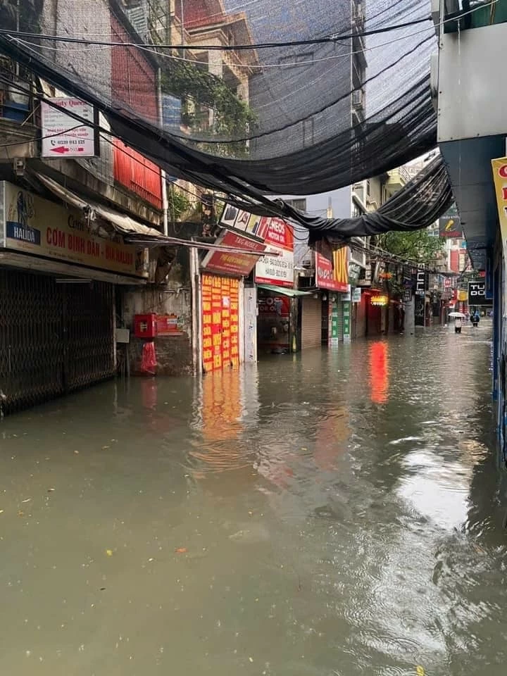 Hàng chục tuyến phố Hà Nội ‘biến thành sông’ trong ngày đầu tuần Hàng chục tuyến phố Hà Nội ‘biến thành sông’ trong ngày đầu tuần