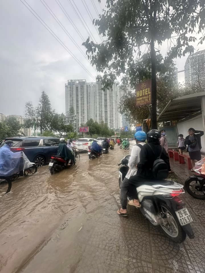 Hàng chục tuyến phố Hà Nội ‘biến thành sông’ trong ngày đầu tuần Hàng chục tuyến phố Hà Nội ‘biến thành sông’ trong ngày đầu tuần