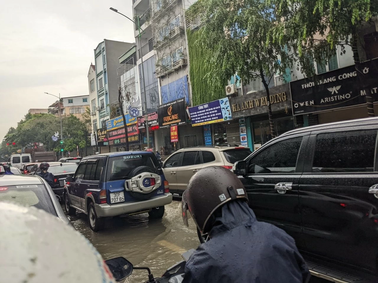 Hàng chục tuyến phố Hà Nội ‘biến thành sông’ trong ngày đầu tuần Hàng chục tuyến phố Hà Nội ‘biến thành sông’ trong ngày đầu tuần