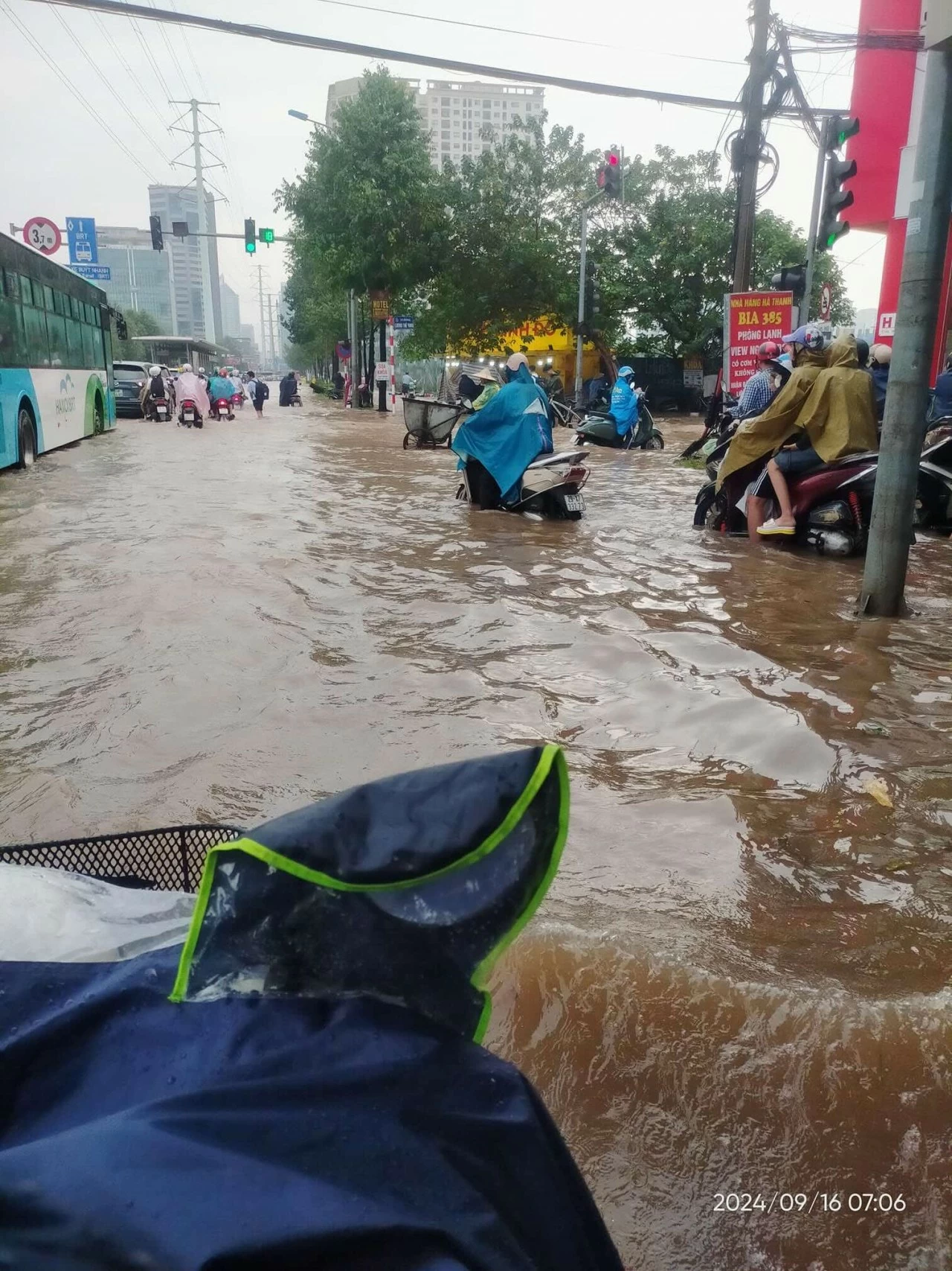 Hàng chục tuyến phố Hà Nội ‘biến thành sông’ trong ngày đầu tuần Hàng chục tuyến phố Hà Nội ‘biến thành sông’ trong ngày đầu tuần