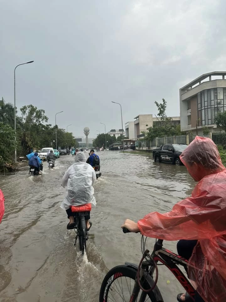 Hàng chục tuyến phố Hà Nội ‘biến thành sông’ trong ngày đầu tuần Hàng chục tuyến phố Hà Nội ‘biến thành sông’ trong ngày đầu tuần