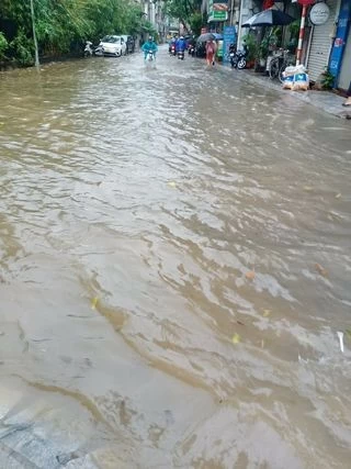 Hàng chục tuyến phố Hà Nội ‘biến thành sông’ trong ngày đầu tuần Hàng chục tuyến phố Hà Nội ‘biến thành sông’ trong ngày đầu tuần