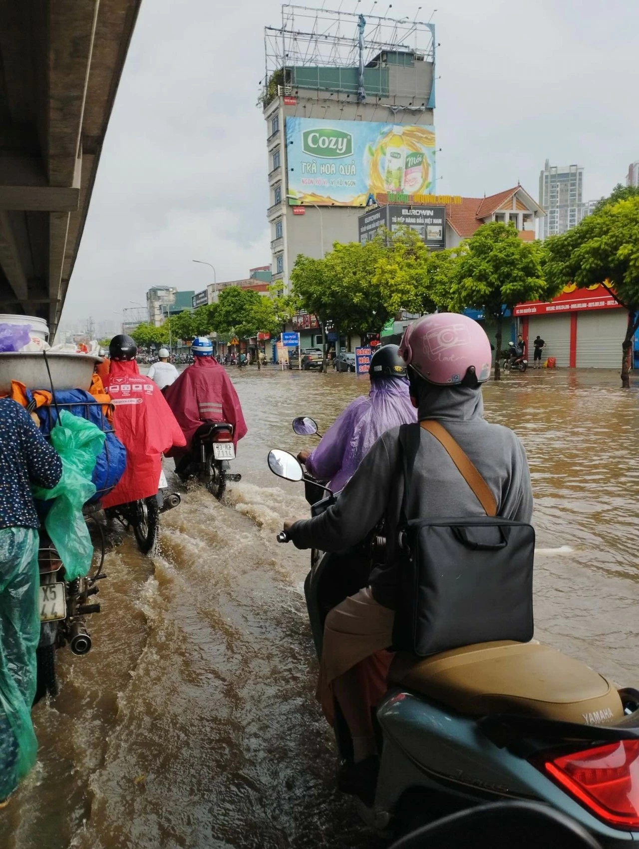 Hàng chục tuyến phố Hà Nội ‘biến thành sông’ trong ngày đầu tuần Hàng chục tuyến phố Hà Nội ‘biến thành sông’ trong ngày đầu tuần
