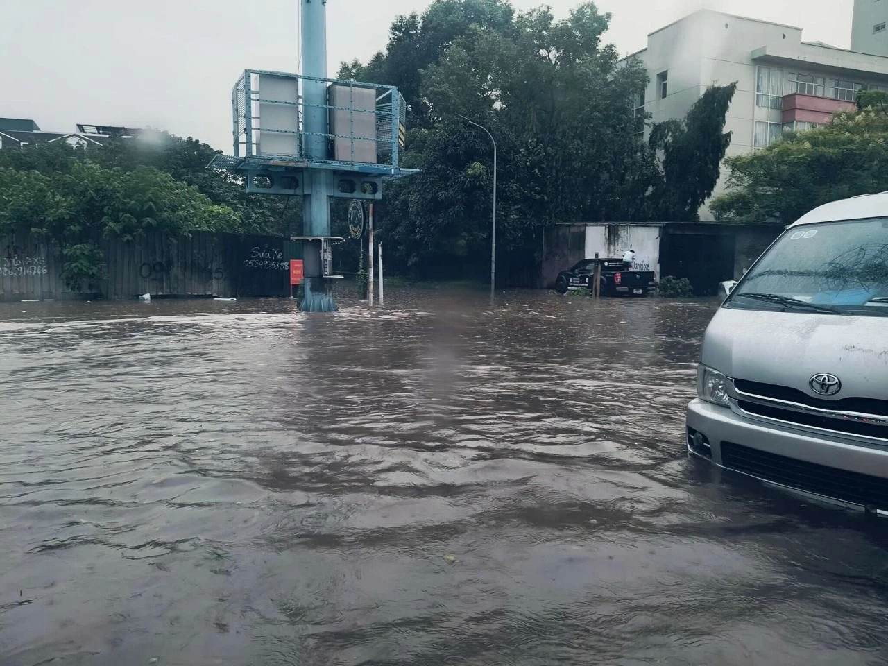 Hàng chục tuyến phố Hà Nội ‘biến thành sông’ trong ngày đầu tuần Hàng chục tuyến phố Hà Nội ‘biến thành sông’ trong ngày đầu tuần