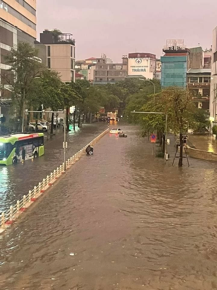 Hàng chục tuyến phố Hà Nội ‘biến thành sông’ trong ngày đầu tuần Hàng chục tuyến phố Hà Nội ‘biến thành sông’ trong ngày đầu tuần
