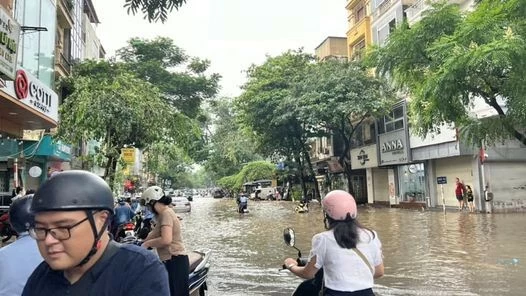 Hàng chục tuyến phố Hà Nội ‘biến thành sông’ trong ngày đầu tuần Hàng chục tuyến phố Hà Nội ‘biến thành sông’ trong ngày đầu tuần