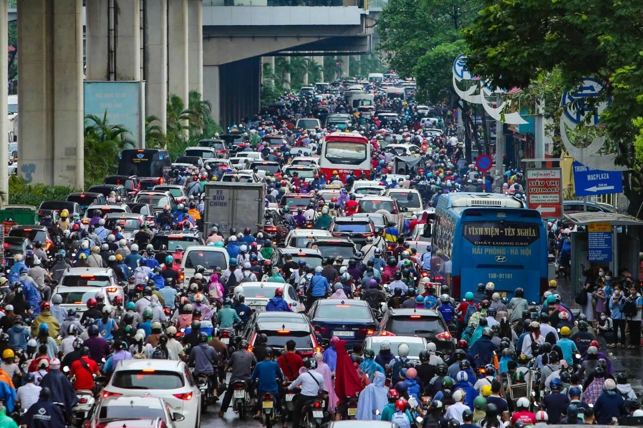 Hàng chục tuyến phố Hà Nội ‘biến thành sông’ trong ngày đầu tuần Hàng chục tuyến phố Hà Nội ‘biến thành sông’ trong ngày đầu tuần