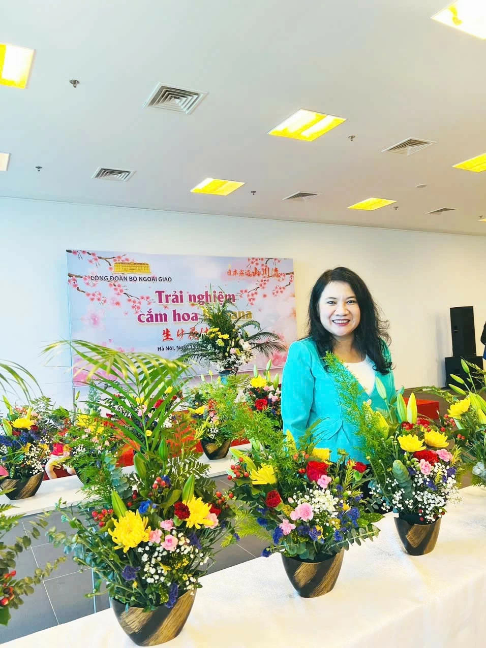 Đoàn viên Công đoàn Bộ Ngoại giao thích thú trải nghiệm cắm hoa Ikebana Sansenryu