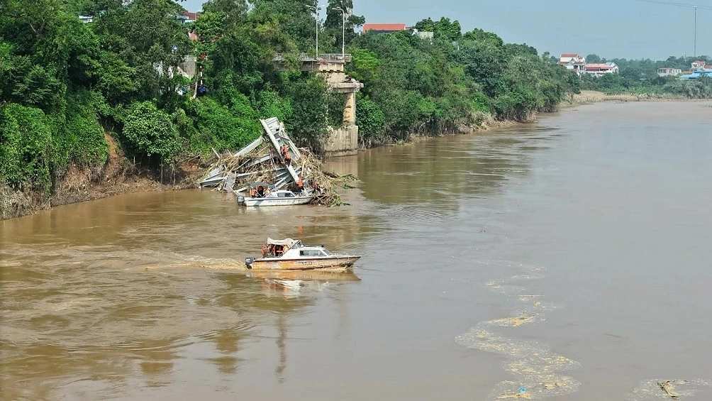 Tìm thấy thi thể nạn nhân thứ hai vụ sập cầu Phong Châu Tìm thấy thi thể nạn nhân thứ hai vụ sập cầu Phong Châu