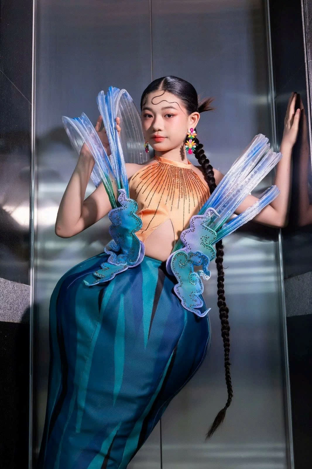 Tạo hình cực kỳ bắt mắt do nhà thiết kế Trinh Châu thực hiện. Tạo hình cực kỳ bắt mắt do nhà thiết kế Trinh Châu thực hiện.