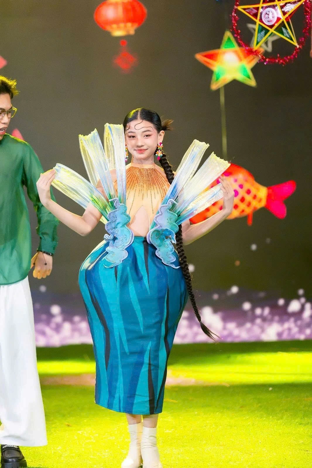 Bảo Ngọc xuất hiện rực rỡ trong phần kết màn. Bảo Ngọc xuất hiện rực rỡ trong phần kết màn.