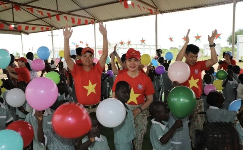 Mang Trung thu Việt đến trẻ em mồ côi tại căn cứ Highway Mang Trung thu Việt đến trẻ em mồ côi tại căn cứ Highway
