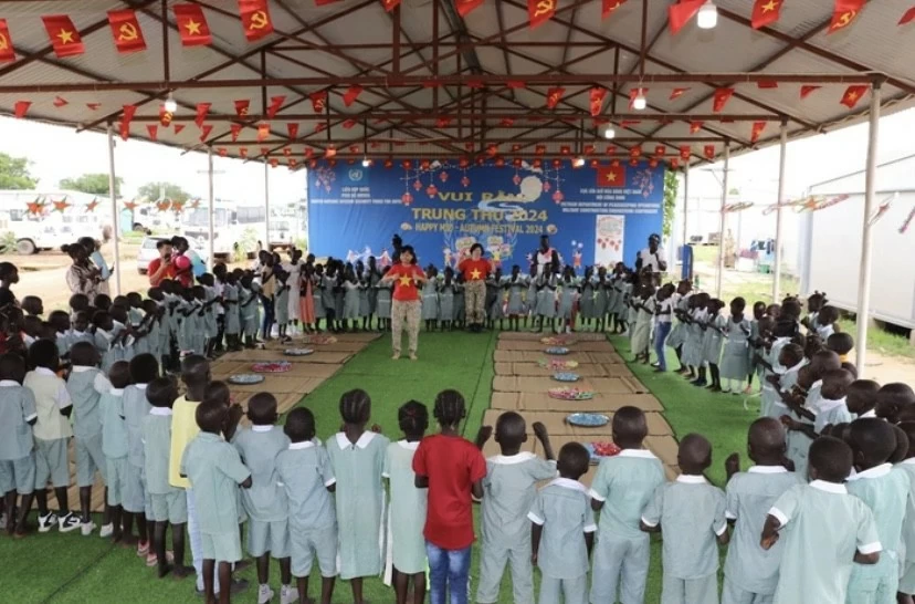 Mang Trung thu Việt đến trẻ em mồ côi tại căn cứ Highway Mang Trung thu Việt đến trẻ em mồ côi tại căn cứ Highway