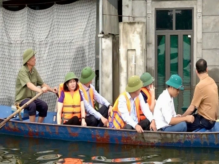 Phó Bí thư Thường trực Thành ủy Nguyễn Thị Tuyến kiểm tra tại điểm úng ngập tại xã An Phú, huyện Mỹ Đức Phó Bí thư Thường trực Thành ủy Nguyễn Thị Tuyến kiểm tra tại điểm úng ngập tại xã An Phú, huyện Mỹ Đức