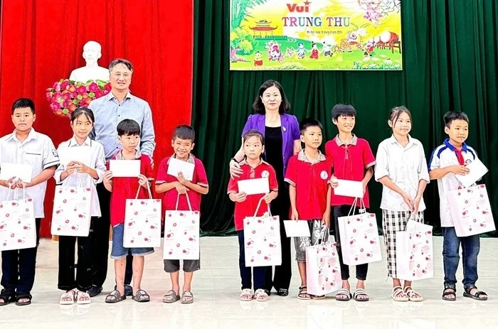 Phó Bí thư Thường trực Thành ủy Nguyễn Thị Tuyến và Lãnh đạo Huyện trao 100 suất quà tặng 100 trẻ hoàn cảnh khó khăn do ảnh hưởng mưa bão tại 3 xã, huyện Mỹ Đức. Phó Bí thư Thường trực Thành ủy Nguyễn Thị Tuyến và Lãnh đạo Huyện trao 100 suất quà tặng 100 trẻ hoàn cảnh khó khăn do ảnh hưởng mưa bão tại 3 xã, huyện Mỹ Đức.