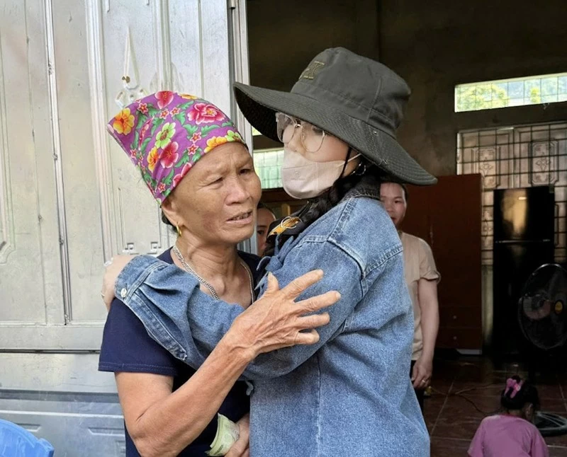 Chị Mai trực tiếp trao quà và gửi những cái ôm, lời động viên thăm hỏi đến bà con Chị Mai trực tiếp trao quà và gửi những cái ôm, lời động viên thăm hỏi đến bà con