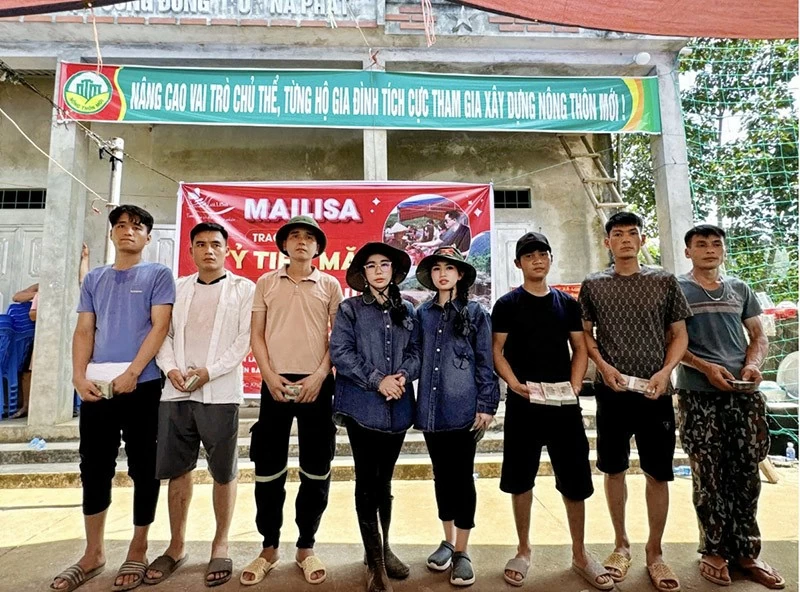 Mailisa trao quà cho những gia đình bị thiệt hại nặng do bão lũ Mailisa trao quà cho những gia đình bị thiệt hại nặng do bão lũ