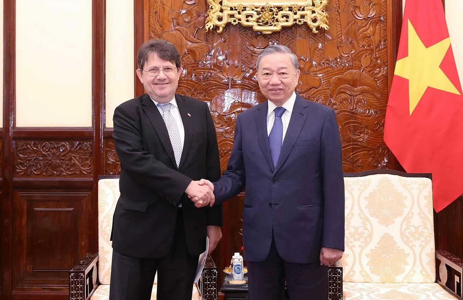 Cùng nhau hợp tác, Việt Nam và các nước có thể chung tay xây dựng một thế giới phát triển hòa bình và bền vững Cùng nhau hợp tác, Việt Nam và các nước có thể chung tay xây dựng một thế giới phát triển hòa bình và bền vững