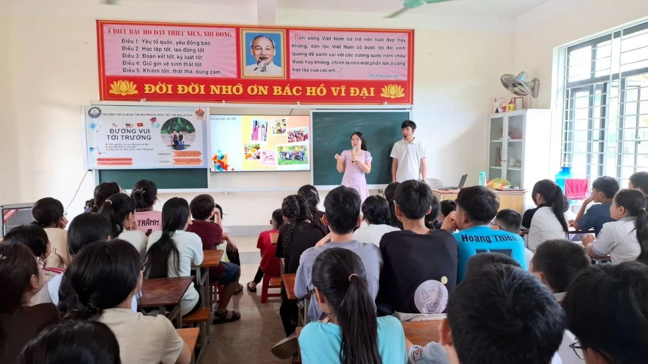 Tường Anh và Việt Bách trò chuyện với các em học sinh trong buổi giao lưu “Đường vui tới trường” tại Trường THCS Nghi Trung, Nghi Lộc, Nghệ An. Tường Anh và Việt Bách trò chuyện với các em học sinh trong buổi giao lưu “Đường vui tới trường” tại Trường THCS Nghi Trung, Nghi Lộc, Nghệ An.