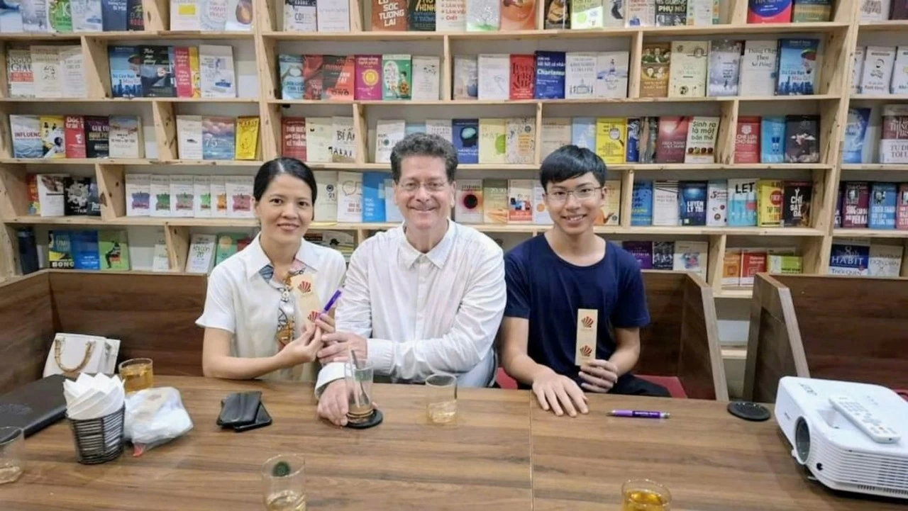 Thầy Ian Gardiner từ Ngôi nhà trí tuệ New York tặng đánh dấu trang sách có logo Ngôi nhà trí tuệ cho những người tham dự buổi Tọa đàm “Embracing tomorrow – Đón nhận tương lai” tại thành phố Vinh, Nghệ An. Thầy Ian Gardiner từ Ngôi nhà trí tuệ New York tặng đánh dấu trang sách có logo Ngôi nhà trí tuệ cho những người tham dự buổi Tọa đàm “Embracing tomorrow – Đón nhận tương lai” tại thành phố Vinh, Nghệ An.