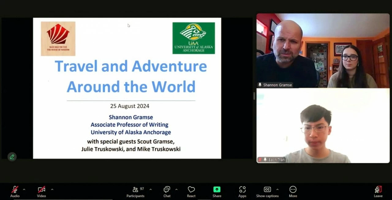 Việt Bách chủ trì chương trình giao lưu văn hóa trực tuyến “Du lịch và khám phá vòng quanh thế giới” với Phó Giáo sư Shannon Gramse từ Đại học Alaska Anchorage (bang Alaska, Mỹ) cùng con gái và các đồng nghiệp của ông. Việt Bách chủ trì chương trình giao lưu văn hóa trực tuyến “Du lịch và khám phá vòng quanh thế giới” với Phó Giáo sư Shannon Gramse từ Đại học Alaska Anchorage (bang Alaska, Mỹ) cùng con gái và các đồng nghiệp của ông.