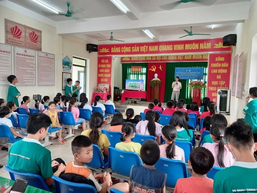 Tường Anh trò chuyện với học sinh tại xã Trung Lộc, huyện Can Lộc, tỉnh Hà Tĩnh. Tường Anh trò chuyện với học sinh tại xã Trung Lộc, huyện Can Lộc, tỉnh Hà Tĩnh.