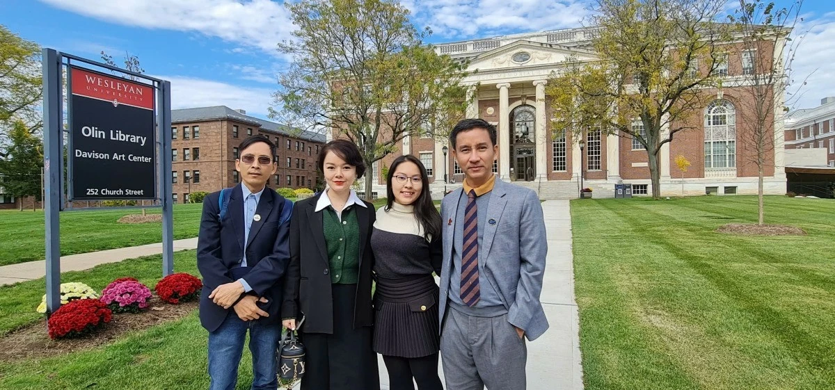 Tường Anh (thứ hai từ phải) chụp ảnh cùng ông Nguyễn Anh Tuấn, nhà sáng lập Ngôi nhà trí tuệ, đồng sáng lập Tủ sách nhân ái và các thành viên chủ chốt của hai chương trình khi họ đến thăm Đại học Wesleyan ở bang Connecticut (Mỹ), nơi cô đang học tập. Tường Anh (thứ hai từ phải) chụp ảnh cùng ông Nguyễn Anh Tuấn, nhà sáng lập Ngôi nhà trí tuệ, đồng sáng lập Tủ sách nhân ái và các thành viên chủ chốt của hai chương trình khi họ đến thăm Đại học Wesleyan ở bang Connecticut (Mỹ), nơi cô đang học tập.