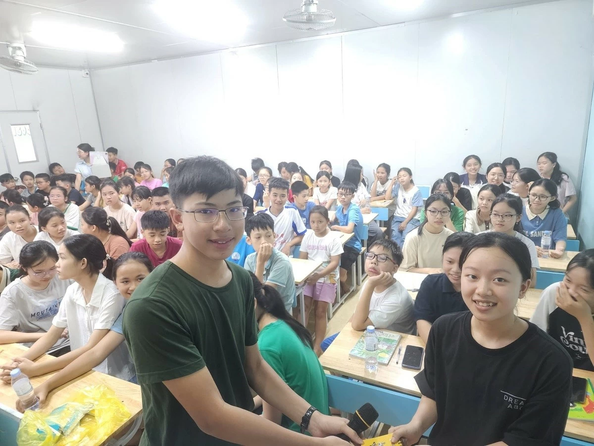 Việt Bách tặng quà cho một học sinh có câu trả lời đúng trong phần đố vui bằng tiếng Anh. Việt Bách tặng quà cho một học sinh có câu trả lời đúng trong phần đố vui bằng tiếng Anh.