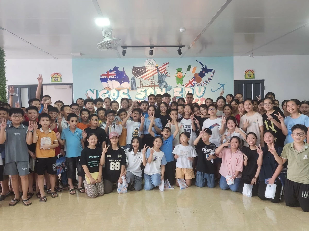 Các em học sinh từ thị trấn Quán Hành và các xã lân cận thuộc huyện Nghi Lộc, Nghệ An đến tham dự buổi giao lưu “Adventures near and far”. Các em học sinh từ thị trấn Quán Hành và các xã lân cận thuộc huyện Nghi Lộc, Nghệ An đến tham dự buổi giao lưu “Adventures near and far”.