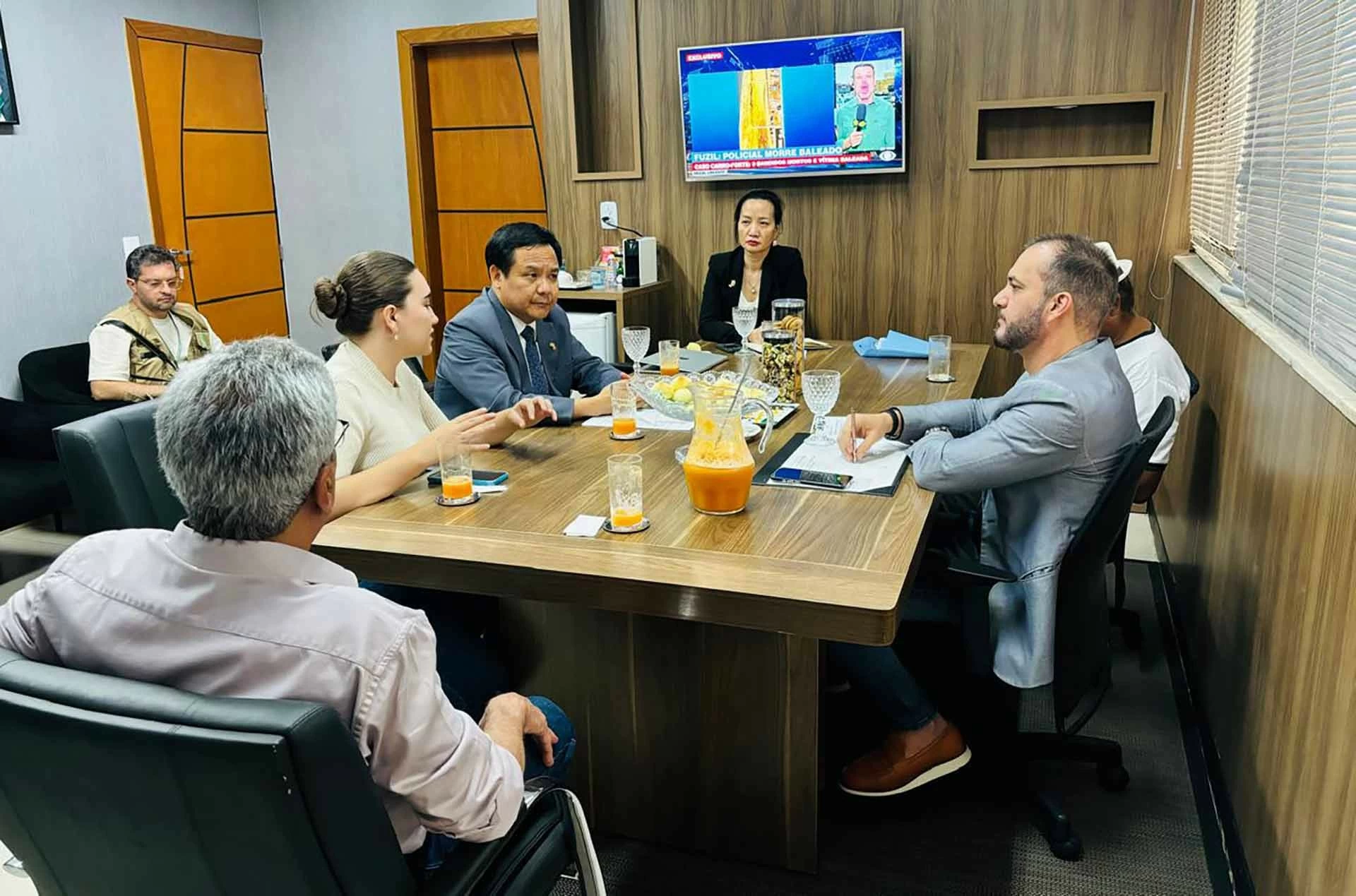 Đại sứ Bùi Văn Nghị làm việc với Giám đốc Sở Ngoại vụ thành phố Cuiabá Júnior Leite. Đại sứ Bùi Văn Nghị làm việc với Giám đốc Sở Ngoại vụ thành phố Cuiabá Júnior Leite.