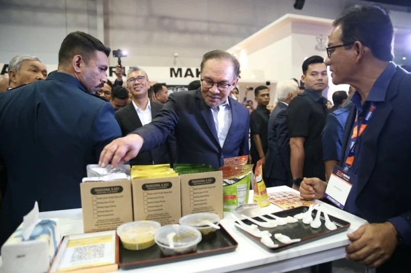 Thủ tướng Datuk Seri Anwar Ibrahim đến thăm gian hàng triển lãm trong lễ khai mạc Triển lãm Halal quốc tế Malaysia lần thứ 20 tại MITEC ở Kuala Lumpur, ngày 17/9/2024. (Nguồn: Malay Mail) Thủ tướng Datuk Seri Anwar Ibrahim đến thăm gian hàng triển lãm trong lễ khai mạc Triển lãm Halal quốc tế Malaysia lần thứ 20 tại MITEC ở Kuala Lumpur, ngày 17/9/2024. (Nguồn: Malay Mail)