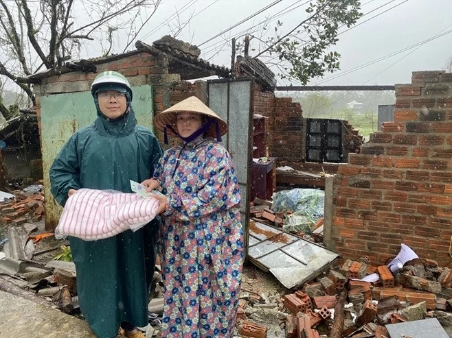 Cứu trợ sau bão lũ: Cần trao đúng 'cái cần câu' Cứu trợ sau bão lũ: Cần trao đúng 'cái cần câu'