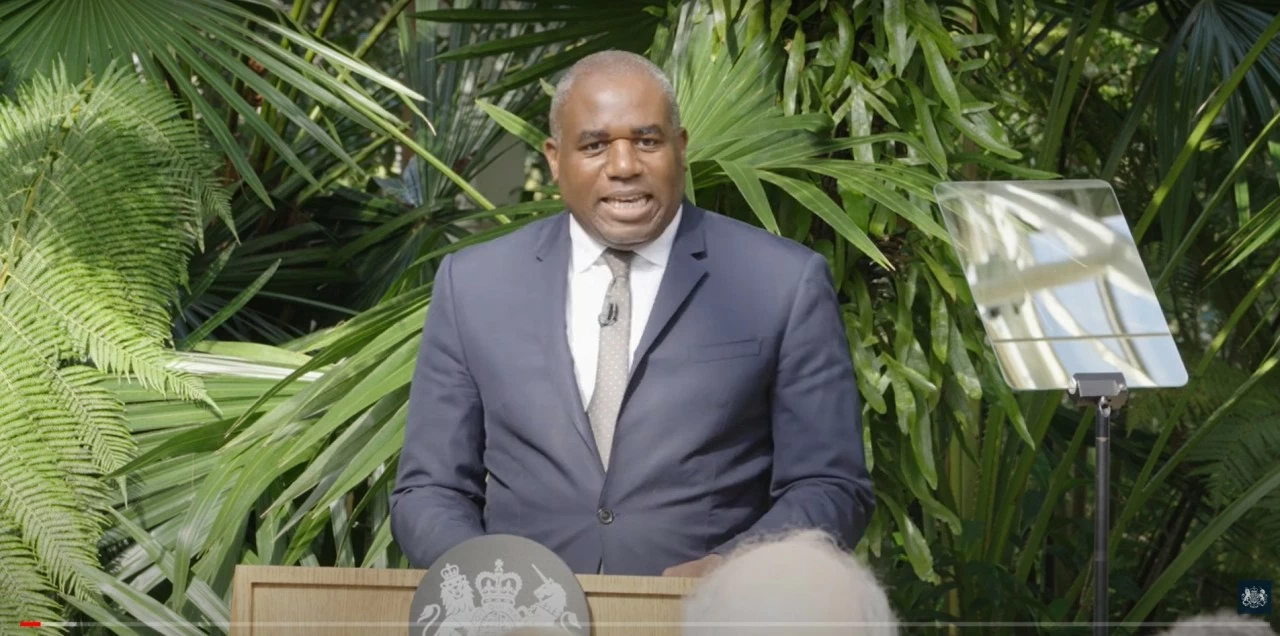 Ngoại trưởng Anh tuyên bố sẽ 'nổ phát súng lệnh' nhằm xây dựng liên minh năng lượng sạch toàn cầu Ngoại trưởng Anh tuyên bố sẽ 'nổ phát súng lệnh' nhằm xây dựng liên minh năng lượng sạch toàn cầu