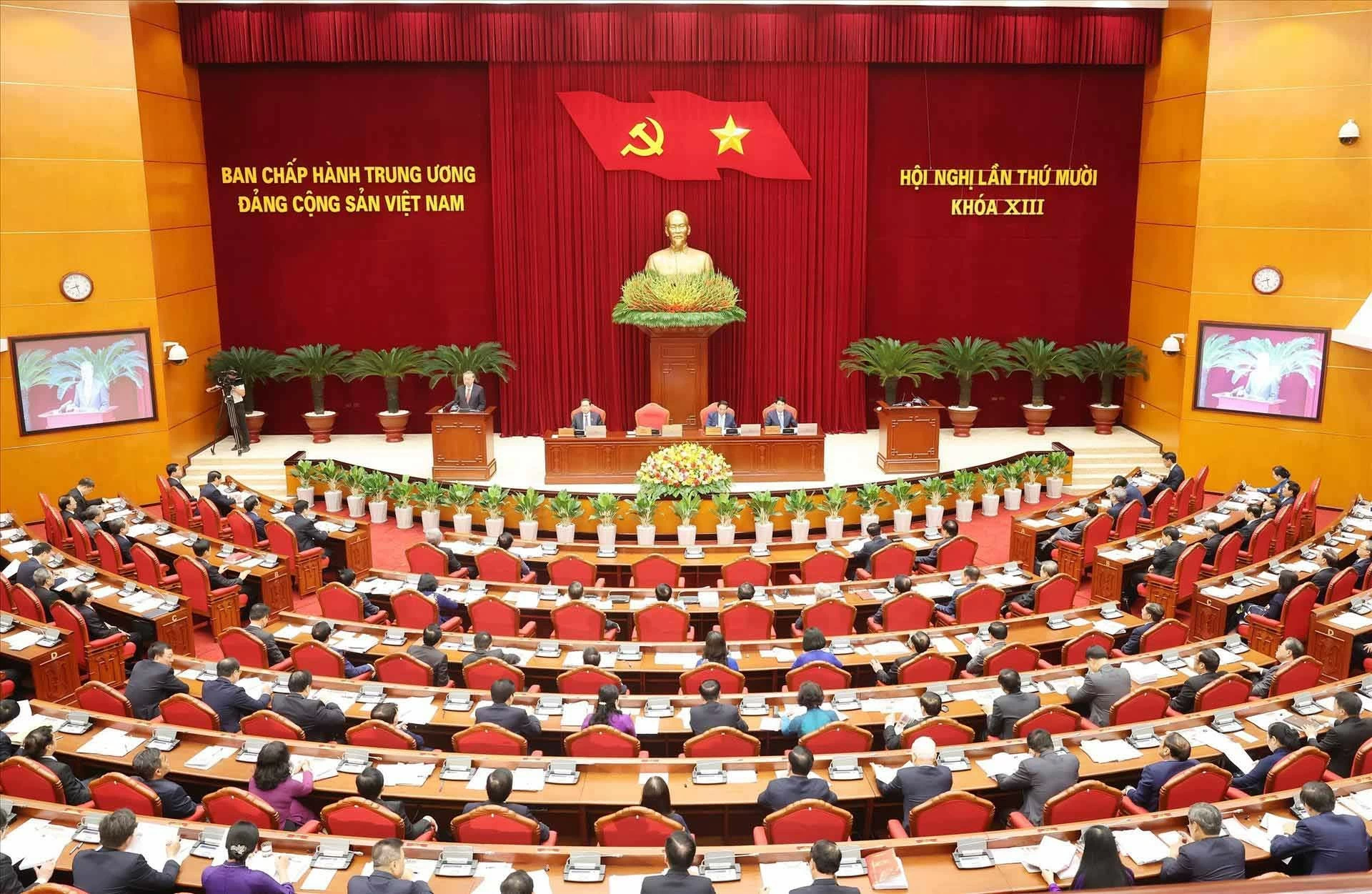 Phiên khai mạc Hội nghị lần thứ 10 Ban Chấp hành Trung ương Đảng Cộng sản Việt Nam khóa XIII. (Nguồn: TTXVN) Phiên khai mạc Hội nghị lần thứ 10 Ban Chấp hành Trung ương Đảng Cộng sản Việt Nam khóa XIII. (Nguồn: TTXVN)