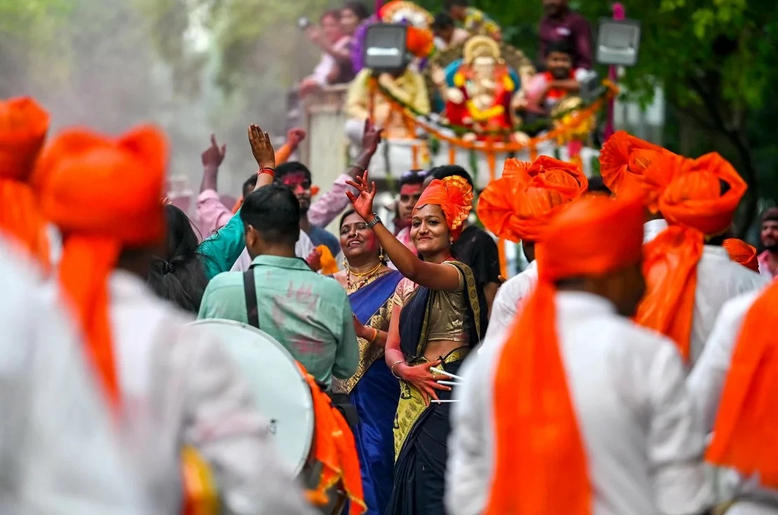Các tín đồ đạo Hindu cùng nhau tụng kinh trong lễ hội Ganesh Chaturthi. (Nguồn: Getty) Các tín đồ đạo Hindu cùng nhau tụng kinh trong lễ hội Ganesh Chaturthi. (Nguồn: Getty)