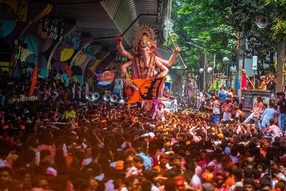 Các tín đồ diễu hành với tượng vị thần đầu voi Ganesh trên đường phố Mumbai, Ấn Độ. (Nguồn: Getty) Các tín đồ diễu hành với tượng vị thần đầu voi Ganesh trên đường phố Mumbai, Ấn Độ. (Nguồn: Getty)